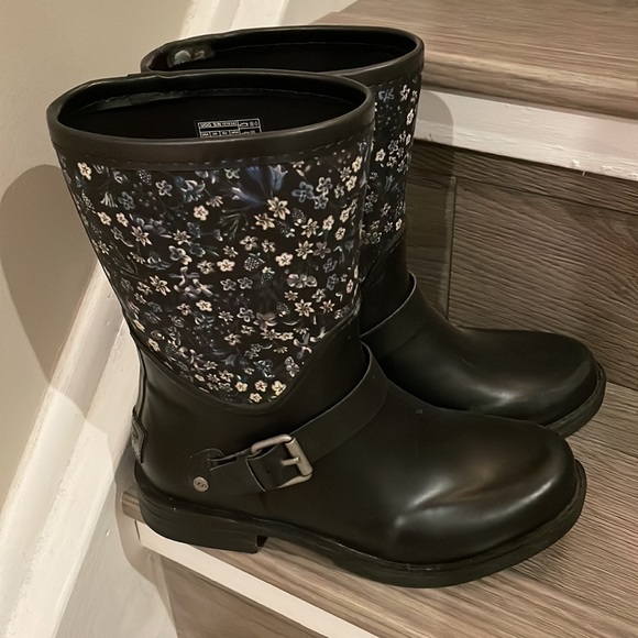Ugg Rainboots - size 5 - Picture 3 of 7